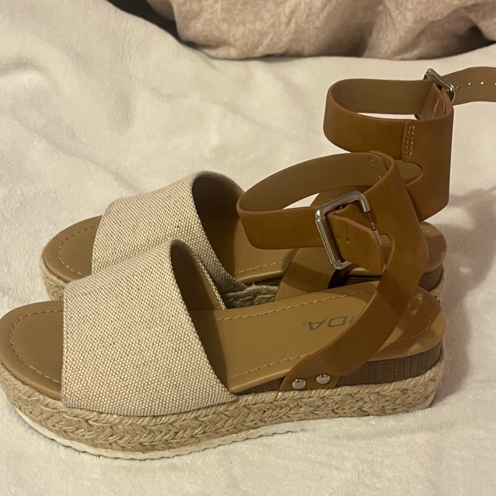 Women's Cream and Tan Sandals - Picture 5 of 6